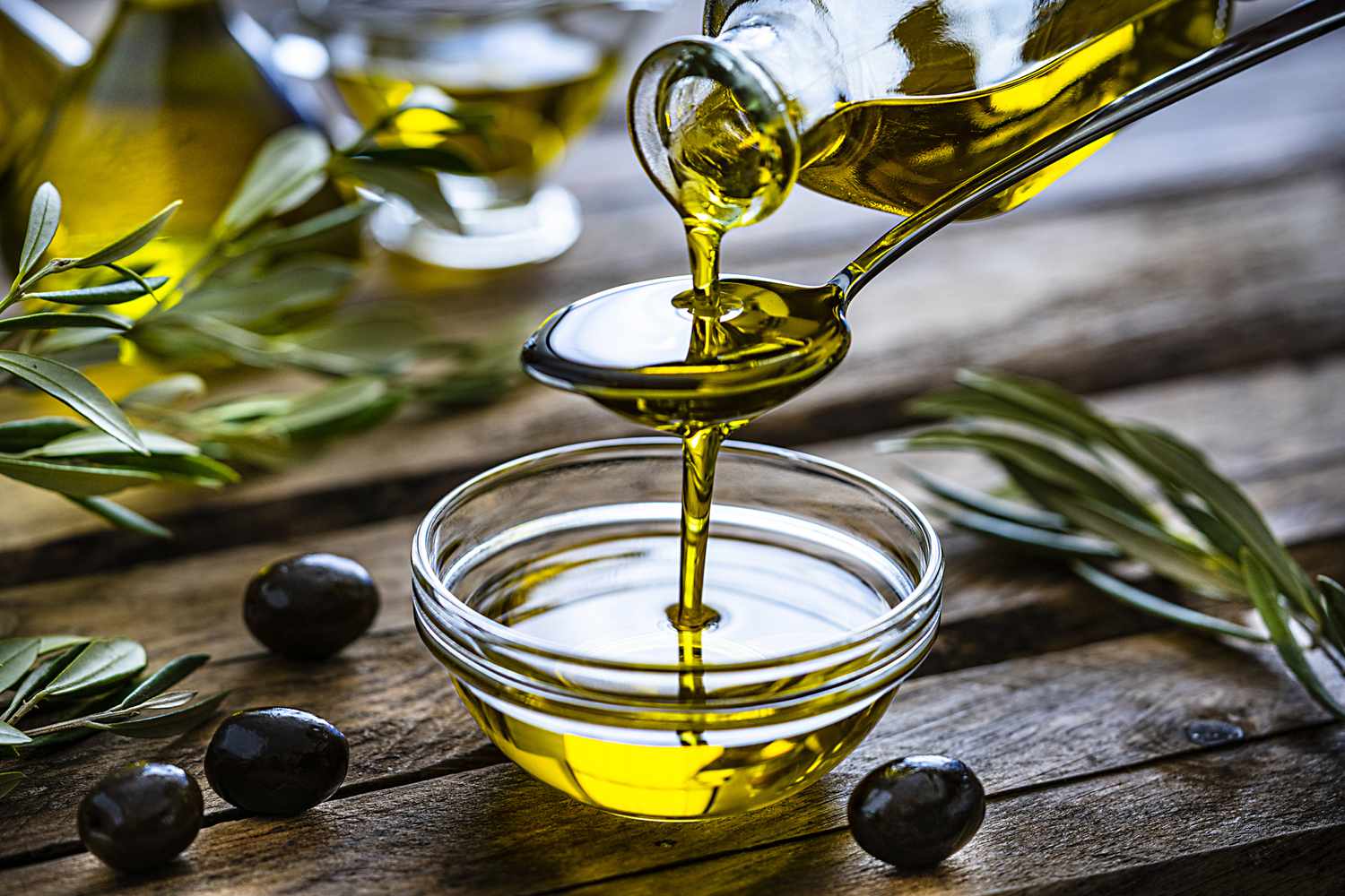 فوائد زيت الزيتون البكر قطفة أولى وأفضل طرق استخدامه في المطبخ السعودي